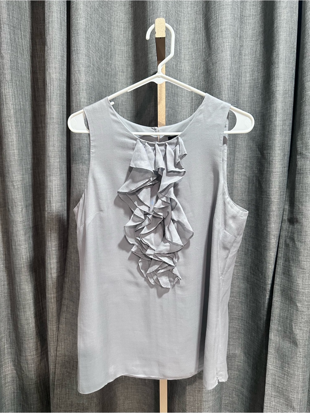 ❤️❤️Ann Taylor Light Gray Sleeveless Ruffle Front Top. NEVER WORN